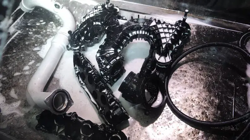 Czyszczenie kolektorów w myjni kabinowej