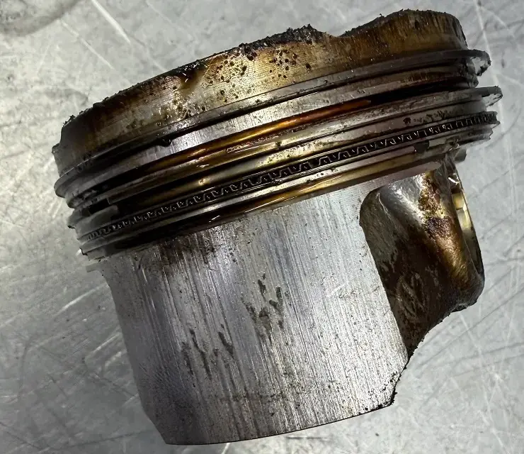 Tłok z silnika 1.5 TSI po zatarciu.